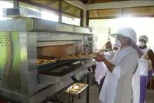 imgi_36_Small_metiendo-las-latas-a-hornear